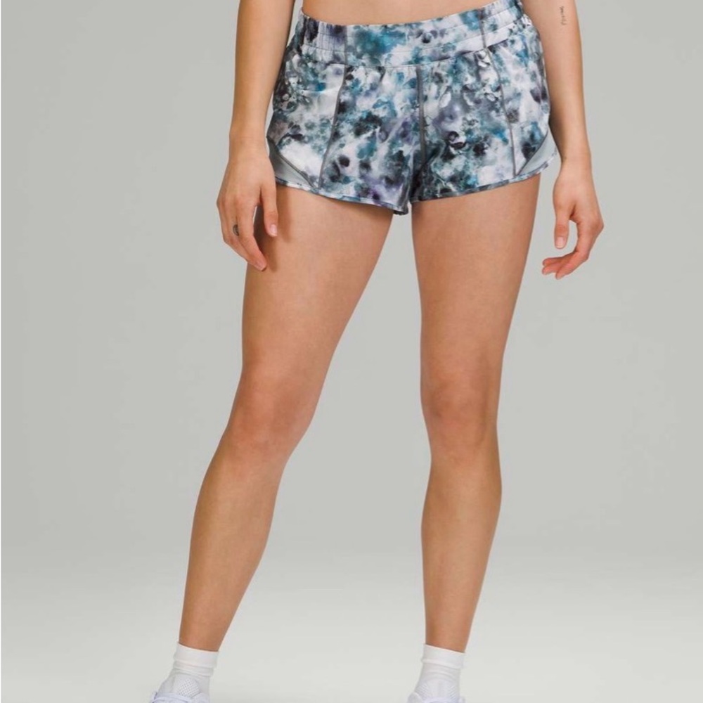 Lululemon Hotty Hot Low Rise Short 2.5" in Kaleidofloral Multi / Blue Cast